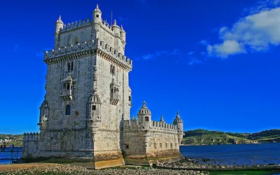 Manuelińska wieża Torre de Belém nad brzegiem Tagu w Lizbonie