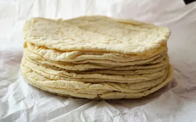 Stos kukurydzianych tortilli, podstawowego pieczywa Meksyku