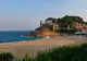 Plaża w Tossa de Mar i średniowieczne mury z basztami Vila Vella na wzgórzu