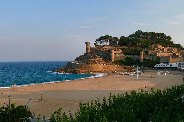 Tossa de Mar – zatoka i mury Vila Vella