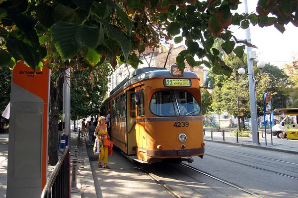 Pomarańczowy tramwaj linii 22 na przystanku w Sofii