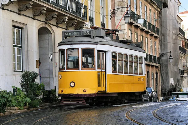 Pierwsze tramwaje wyjechały na ulice Lizbony 17 listopada 1873