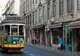 Żółty zabytkowy tramwaj linii 28 na ulicy Lizbony