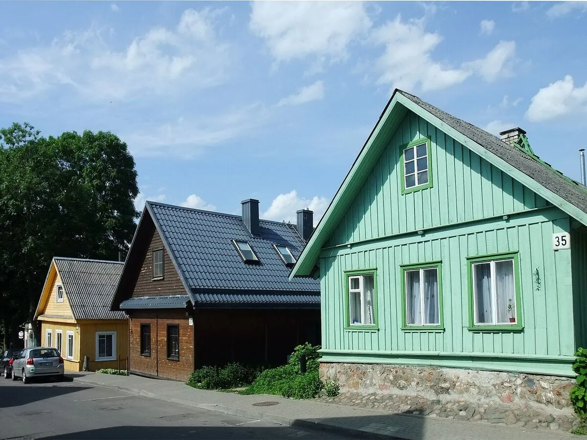 Kolorowe drewniane domy karaimskie w Trokach
