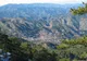 Widok z sosnowego lasu na wioskę Pedoulas w dolinie i pasma gór Troodos