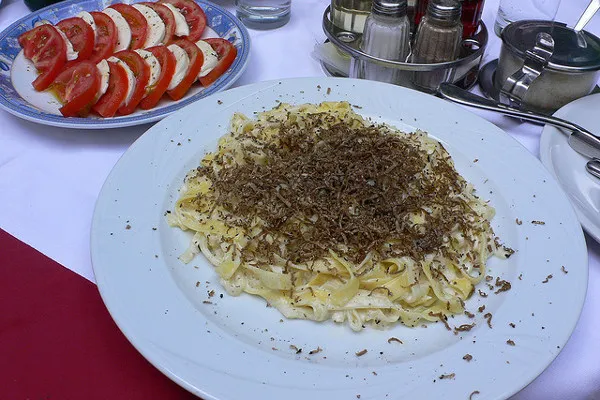 Typowe danie kuchni istryjskiej, czyli makaron z truflami