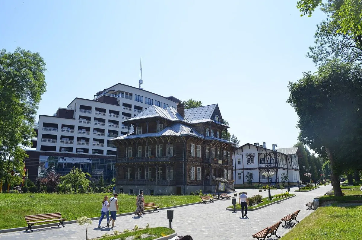 Deptak w Truskawcu z budynkiem sanatorium wśród zieleni