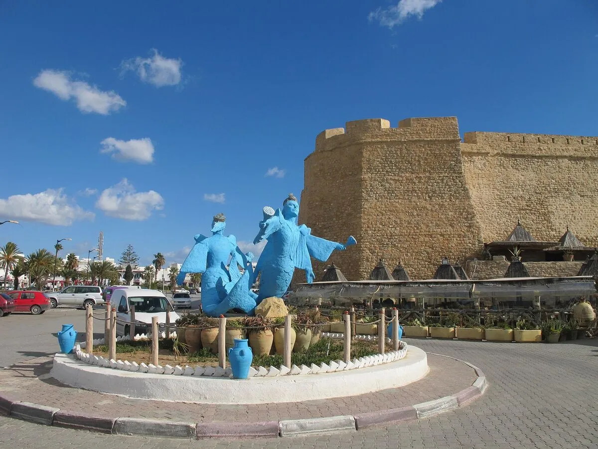 Niebieskie rzeźby przy rondzie pod murami fortu w Hammamet