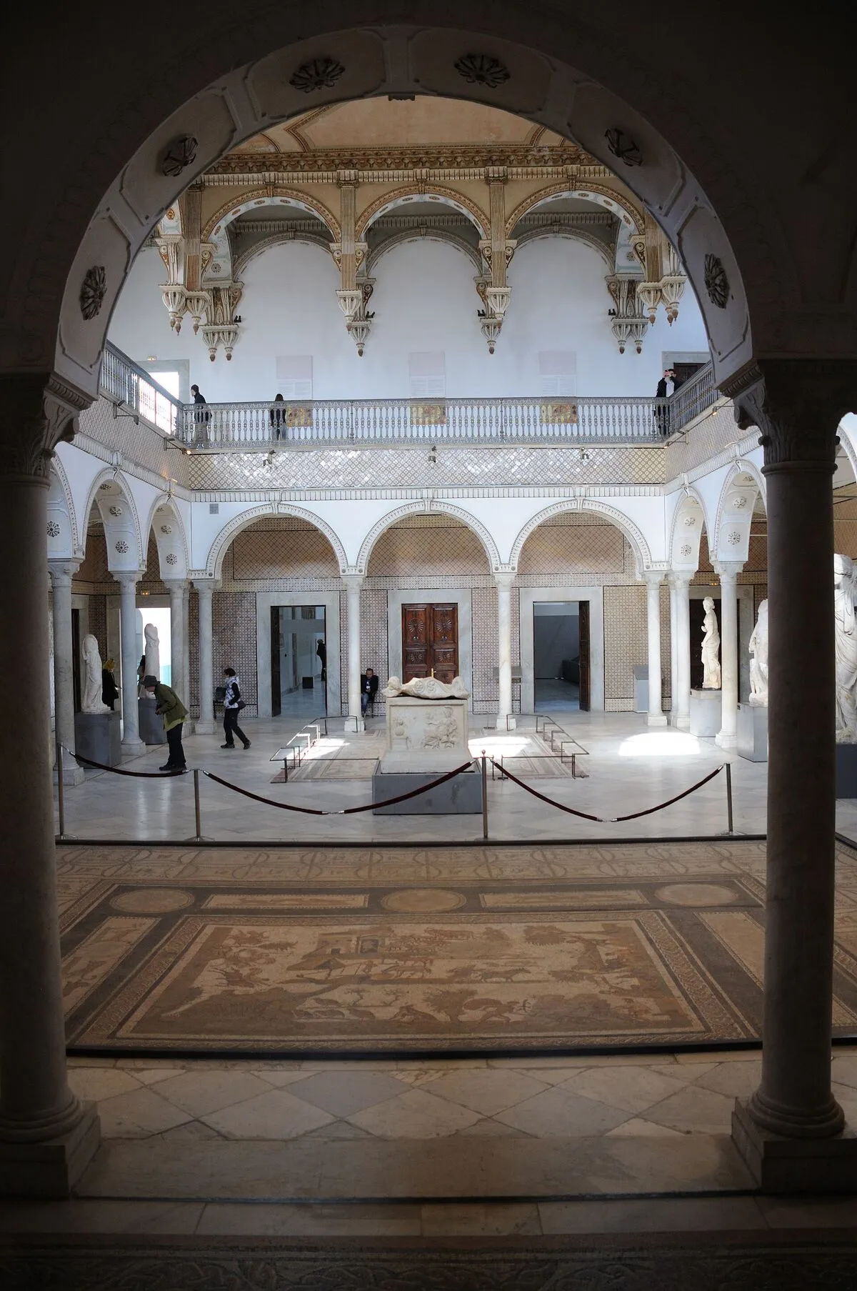 Dziedziniec Muzeum Bardo z rzymską mozaiką na posadzce