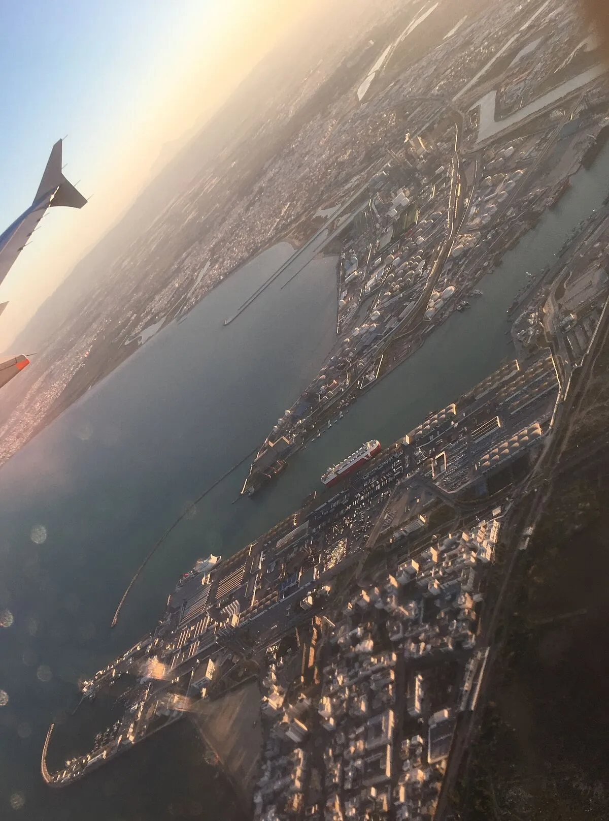 Port Radès-La Goulette pod Tunisem widziany z okna samolotu: nabrzeża, statek i zabudowa miasta