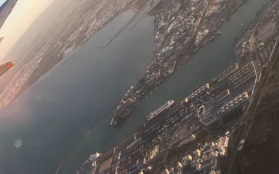 Port Radès-La Goulette pod Tunisem widziany z okna samolotu: nabrzeża, statek i zabudowa miasta