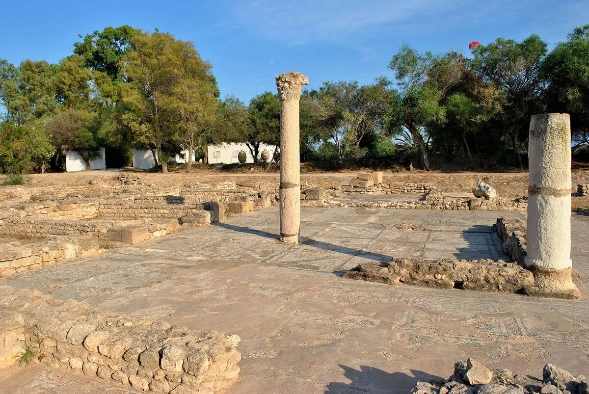Kolumny i mozaikowa posadzka na stanowisku archeologicznym Pupput w Hammamet