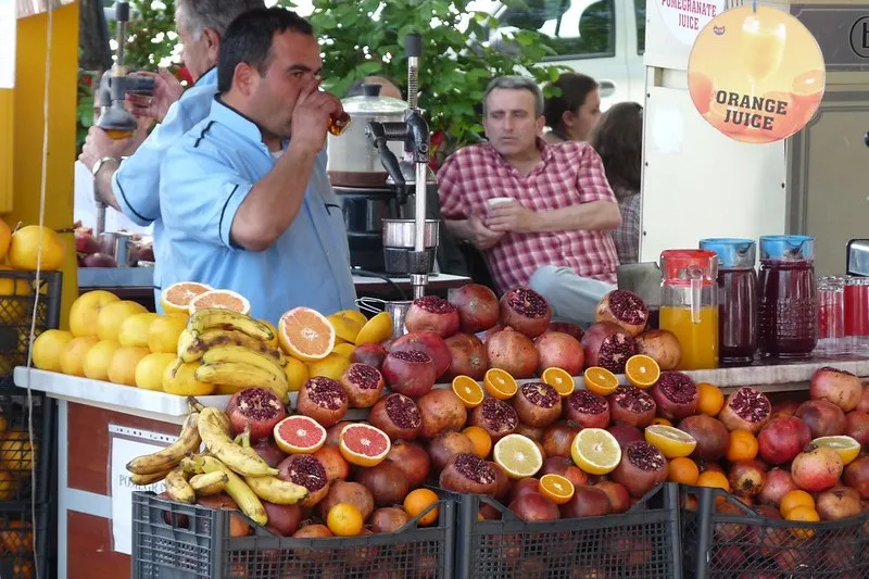 Uliczne stoisko w Stambule z wyciskanymi sokami z granatów i pomarańczy