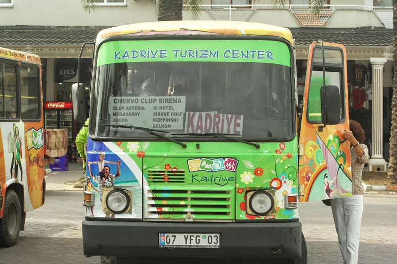 Kolorowy dolmusz w tureckim kurorcie