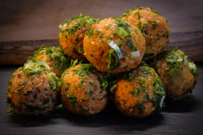 Kulki köfte z kaszy bulgur posypane natką pietruszki