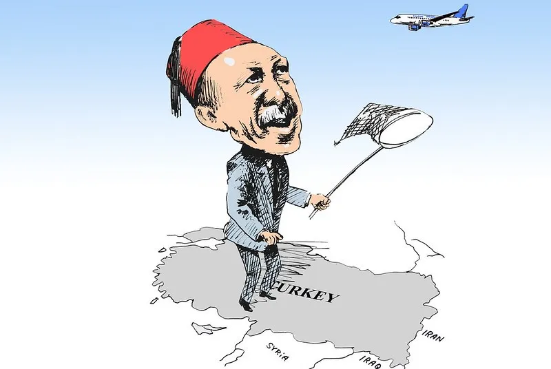 Karykatura Recepa Tayyipa Erdoğana w fezie z siatką na motyle, stojącego na mapie Turcji, i lecący samolot