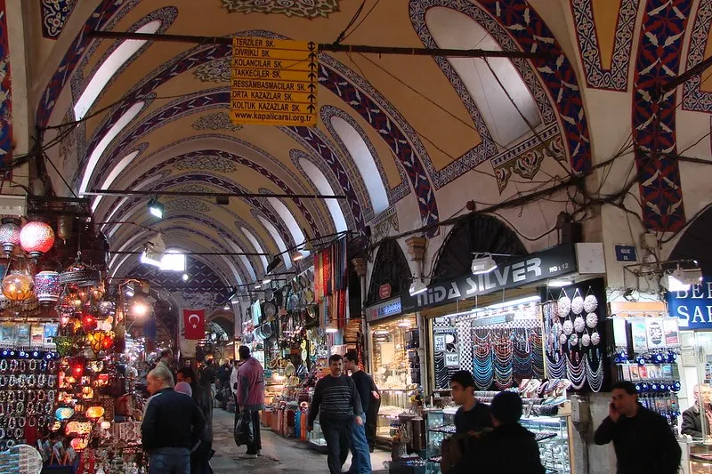 Skyfall to niepowtarzalna okazja, aby obejrzeć Kryty Bazar (Grand Bazaar, Kapali Carsisi) z perspektywy dachu