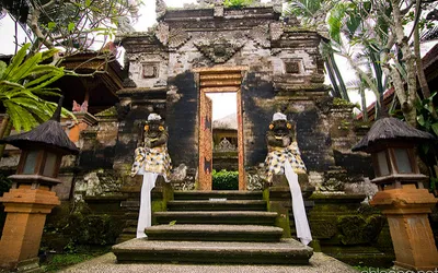 Kamienna brama z posągami strażników w pałacu Puri Saren Agung w Ubud