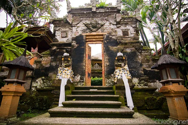 Kamienna brama z posągami strażników w pałacu Puri Saren Agung w Ubud