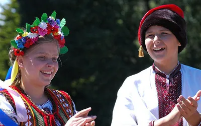 Młodzi mieszkańcy Ukrainy w tradycyjnych strojach