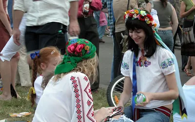 Dziewczyny w haftowanych koszulach i wiankach z kwiatów na ukraińskim festiwalu folkowym