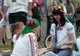 Dziewczyny w haftowanych koszulach i wiankach z kwiatów na ukraińskim festiwalu folkowym