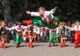 Tancerz w ukraińskim stroju ludowym w wyskoku podczas plenerowego występu zespołu folklorystycznego