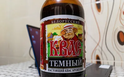 Szklanka ciemnego kwasu chlebowego