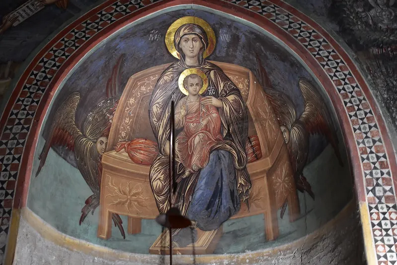 Fresk w malowanej cerkwi w regionie Troodos: Matka Boska z Dzieciątkiem i aniołowie