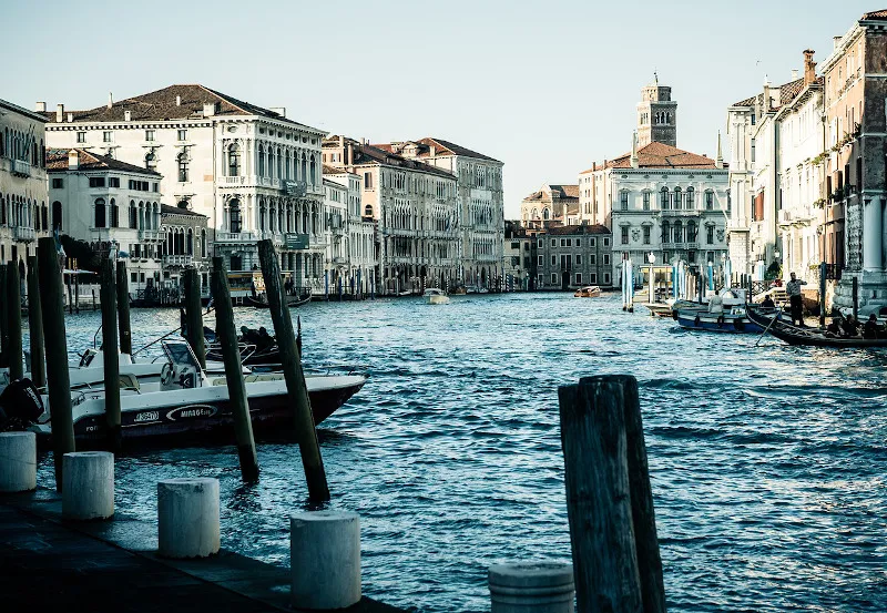 Canal Grande z palami cumowniczymi, łodziami i pałacami nad wodą