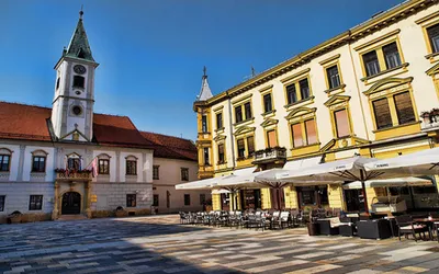 Ratusz z wieżą zegarową i barokowe kamienice na placu króla Tomisława w Varaždinie