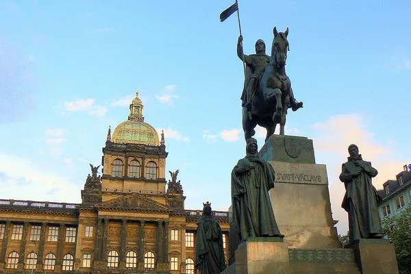 Konny pomnik św. Wacława przed gmachem Muzeum Narodowego w Pradze