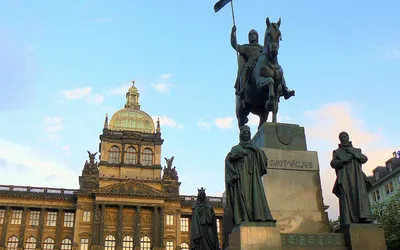 Konny pomnik św. Wacława przed gmachem Muzeum Narodowego w Pradze