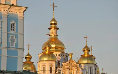 Zachodzące słońce na złotych kopułach cerkwi w Kijowie