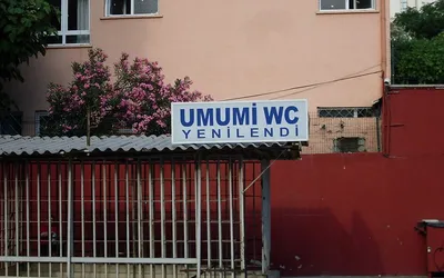 Szyld „Umumi WC” nad wejściem do publicznej toalety w Turcji