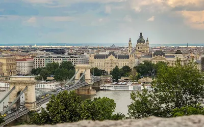 Most Łańcuchowy i Bazylika św. Stefana w Budapeszcie widziane z Budy