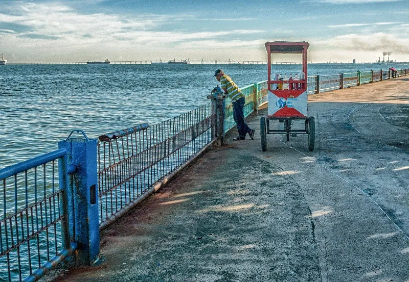 Nabrzeże nad jeziorem Maracaibo z mostem na horyzoncie