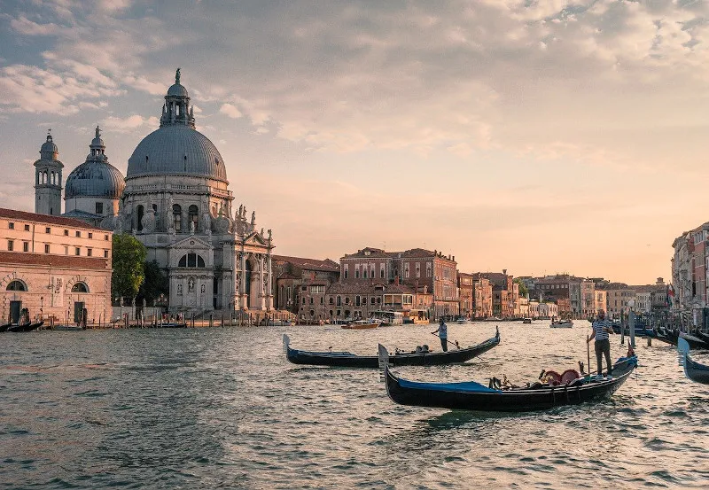 Gondole na Canal Grande przed bazyliką Santa Maria della Salute