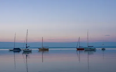 Żaglówki na spokojnej wodzie Balatonu o zmierzchu