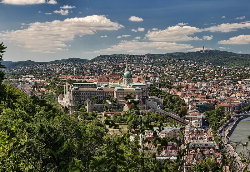 Panorama Budapesztu z Zamkiem Królewskim i Dunajem widziana ze wzgórza