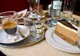 Kawa, szklanka wody i kawałek tortu na marmurowym stoliku wiedeńskiej Café Museum