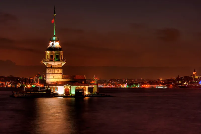 Podświetlona nocą Wieża Leandra na Bosforze, Stambuł