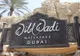 Drewniany szyld z napisem Wild Wadi Waterpark Dubai na tle sztucznych skał