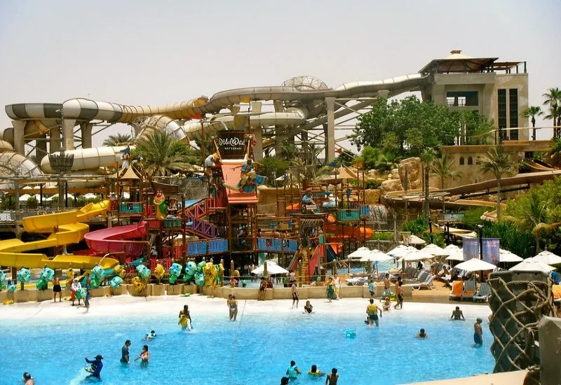 Basen z falami i kolorowe zjeżdżalnie w parku wodnym Wild Wadi