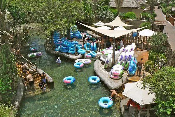 Kolorowe koła do pływania na leniwej rzece w parku Wild Wadi
