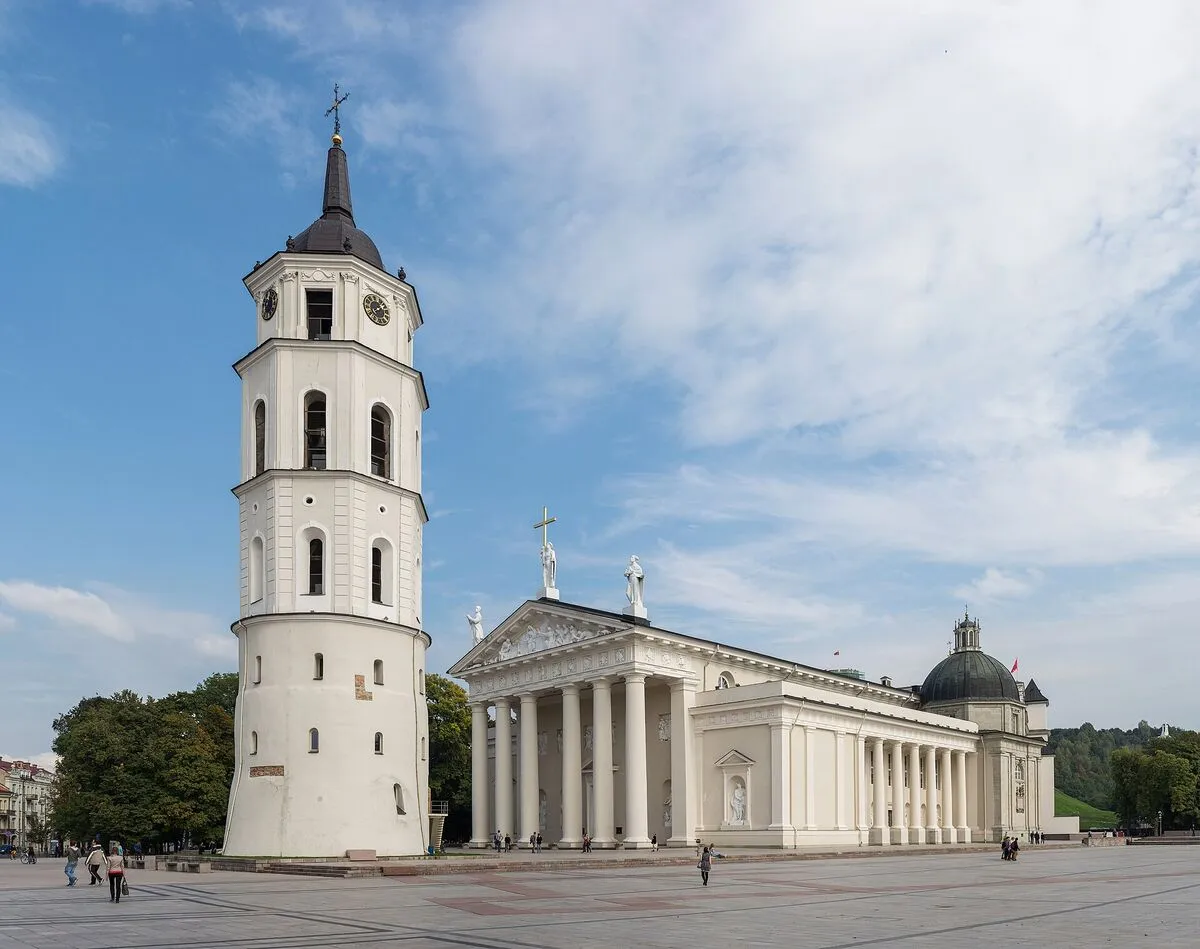 Biała klasycystyczna katedra w Wilnie z wolnostojącą dzwonnicą na placu Katedralnym