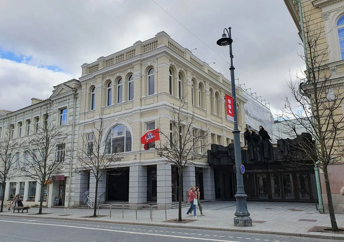 Budynek Litewskiego Narodowego Teatru Dramatycznego z rzeźbą trzech muz nad wejściem