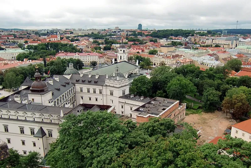 Widok z Góry Zamkowej na Pałac Wielkich Książąt Litewskich i dachy Wilna