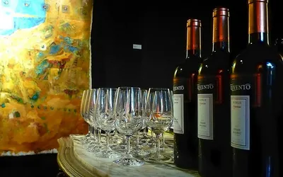 Butelki czerwonego wina i puste kieliszki przygotowane do degustacji