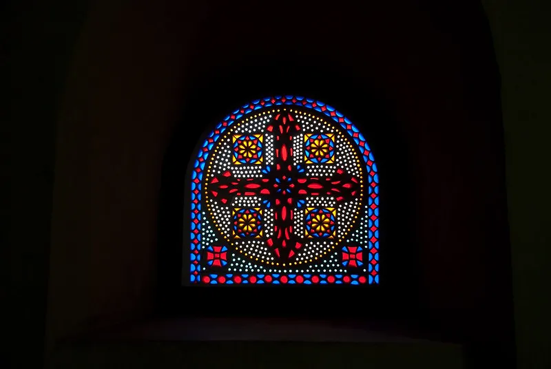 Witraż z krzyżem koptyjskim w Wiszącym Kościele w Kairze